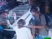 شاهد.. سطو مسلح يتحول لمشاعر انسانية بين "لص ومسنة"