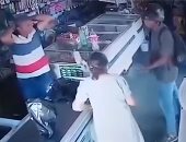 شاهد.. لص يرفض أخذ نقود سيدة مسنة خلال سطو مسلح على صيدلية