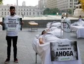بأسرة المستشفى واسطوانات الأوكسجين.. احتجاجات ضد التغيرات المناخية فى تشيلى