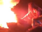 شاهد.. الفنانة نادين الراسى تشعل النيران فى إطار سيارة وسط مظاهرات لبنان