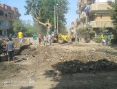 صور.. مجموعة شباب يدشنون حملة لتنظيف قرية بالمنوفية مركز أشمون