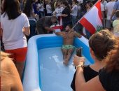 5 مشاهد طريفة من مظاهرات لبنان.. الجوكر والفرح وحمام سباحة فى قلب الميدان