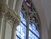 شاهد.. نوافذ كنيسة ألمانية مصممة من صور الأشعة السينية كرمز للحياة