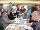 صور.. رئيس جامعة الأزهر يتناول الطعام وسط الطلاب فى المدينة الجامعية 