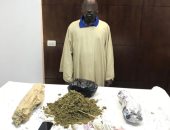 القبض على إفريقي يتاجر فى المخدرات وبحوزته 50 لفافة من البانجو في الجيزة