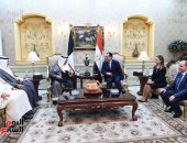 فيديو وصور.. رئيس الوزراء يودّع نظيره الكويتى بمطار القاهرة