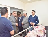 محافظ أسيوط يزور مصابى حادث تصادم طريق أسيوط/القاهرة الزراعى