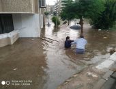 المياه تغرق الشوارع فى العبور .. والأهالى: نحتاج سيارات لشفطها من الطرقات