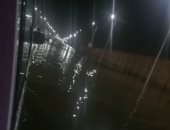 فيديو.. الأمطار تغلق شارع جوزيف تيتو وتغرق السيارات