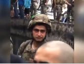 شاهد .. بكاء جندي لبنانى أثناء فتح طرق بـ "القوة" بسبب المظاهرات 