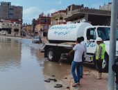 صور.. 42 سيارة شفط تشارك فى سحب مياه الأمطار بالعريش