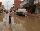 الدفع بسيارات كسح مياه الأمطار المتراكمة بشوارع بئر العبد بسيناء 