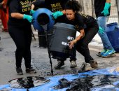 نشطاء بالبرازيل يحتجون على تقاعس الحكومة فى التعامل مع تسرب نفطى