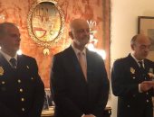 سفير إسبانيا فى القاهرة يمنح وساما لشرطى إسبانى لإنقاذه سيدة مصرية من الغرق