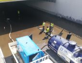 صور.. بيارات الصرف الصحى تواصل شفط مياه الأمطار بنفق الثورة