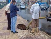 صور.. شفط مياه الأمطار بطريق كورنيش دمياط وتصريفها فى الوعات