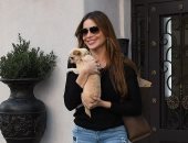  صوفيا فيرجارا بصحبة كلبها فى شوارع لوس أنجلوس.. صور