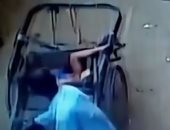 فيديو .. طفل بـ7 أرواح ينجو بطريقة غريبة بعد سقوطه من الطابق الثانى