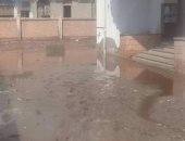 مياه الأمطار تحاصر الوحدة الصحية بشونى بطنطا.. والأهالى: نحتاج سيارات لشفطها