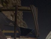 لافتة آيلة للسقوط تهدد حياة المارة أمام مسجد نصر عبد الوهاب بجسر السويس 