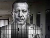 فيديو.. بلطجة حزب أردوغان.. نائب "مقرب منه" يدفع نائبة معارضة