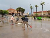 استمرار رفع تجمعات مياه الأمطار من شوارع دمياط 