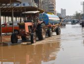 صور.. معدات لكسح وشفط مياه الأمطار بمدينة ميت غمر فى الدقهلية