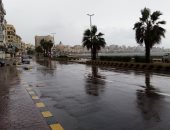 طقس الإسكندرية.. سيولة مرورية بطريق الكورنيش بعد كسح مياه الأمطار (صور)