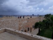 صور.. تجمع مياه الأمطار بالسراديب أسفل قلعة قايتباى.. والآثار : جارى التعامل