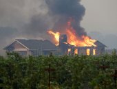 إجلاء المئات وانقطاع الكهرباء عن 200 ألف شخص بسبب حرائق غابات كاليفورنيا