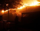 مقتل شخصين وتدمير 35 منزلا بسبب حرائق الغابات شمال غرب المكسيك