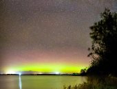 "الأضواء الشمالية" تضىء بحيرة فى أسكلتندا.. المياه لونها أخضر والسما مليانة نجوم
