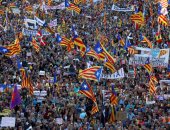 آلاف المتظاهرين يحتشدون فى شوارع برشلونة احتجاجا على سجن زعماء كتالونيا