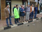 صور.. نجاح الأجهزة التنفيذية فى عمليات شفط مياه الأمطار بشوارع كفر الشيخ