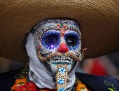 صور.. مكسيكيون يحتفلون بـ"يوم الموتى" بالملابس المرعبة