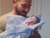 فيديو.. أحمد سعد يؤذن فى أذن نجل شقيقته بعد ولادته بدقائق