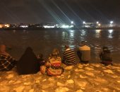 أمطار الخير.. أهالى شمال سيناء يقضون ليلتهم فى مشاهدة السيل ويلتقطون صورًا تذكارية