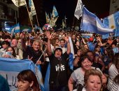 أنصار "فرنانديز" يحتفلون بفوزه فى رئاسة الأرجنتين والأفراح تعم شوارع بيونيس آيرس