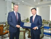 رئيس مصر للطيران يستعرض خطط تطوير الشركة خلال لقائه برئيس تحالف ستار