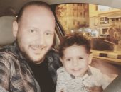أبيض وأسود وبالألوان.. قارئ يشارك صورته مع ابنه بعد عودته من بالسعودية