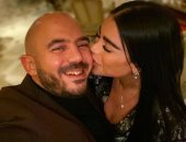 قبلة منها وكلمات رومانسية منه..محمود العسيلى يحتفل بعيد ميلاد خطيبته