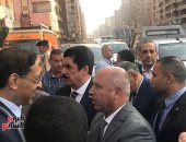فيديو وصور.. وزير النقل لشقيق ضحية حادث القطار بالإسكندرية: "حق أخوك هيرجع"