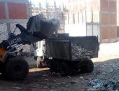 صور.. بدء أعمال رفع القمامة والمخلفات بشارع 8 بحى غرب مدينة المنيا