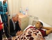 صور.. محافظ المنوفية يسلم مساعدات مالية لـ138 حالة من مرضى الكبد