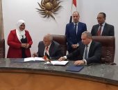 محافظ الوادي الجديد يوقع بروتوكول لتطوير المرافق والخدمات في 5 مناطق بمركز الخارجة 