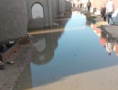 صور.. اضبط مخالفة.. مياه الأمطار والصرف الصحى تغرق المقابر فى دمياط
