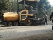 صور.. رصف طريق مدخل قرية الواسطى بطول 2 كم فى أسيوط