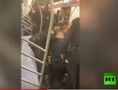 شاهد.. شرطة نيويورك تقتحم عربة مترو للقبض على راكب لا يحمل تذكرة