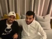 تركى آل الشيخ يودع مؤمن زكريا.. ويؤكد: هيطلع على أحسن مركز علاج بأمريكا