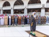 أمير مكة المكرمة يتقدم المصلين بصلاة الاستسقاء بالمسجد الحرام